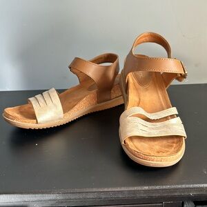 Summer sandals. Gold.